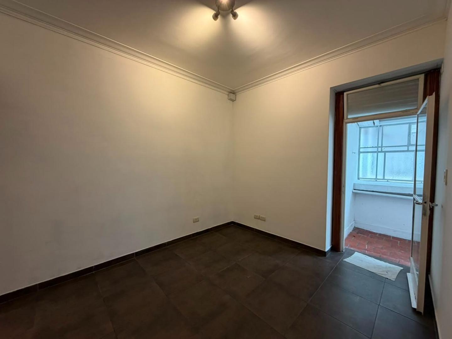 Foto de RECIEN PINTADO AV SCALABRINI Y AV CORDOBA CON PATIO, imagen 3