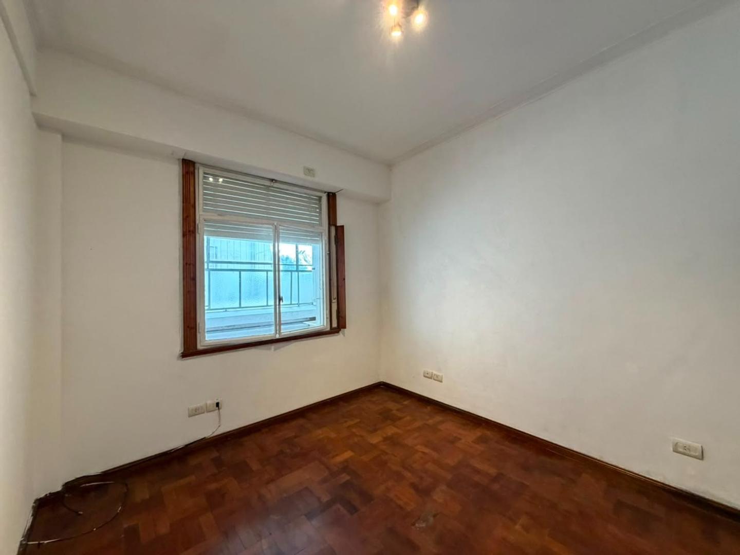 Foto de RECIEN PINTADO AV SCALABRINI Y AV CORDOBA CON PATIO, imagen 5
