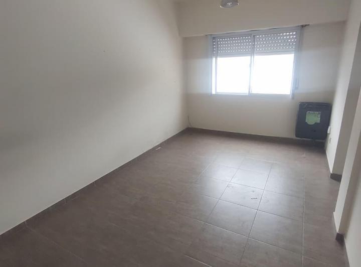 DEPARTAMENTO DOS AMBIENTES PRIMER PISO POR ESCALERA 4