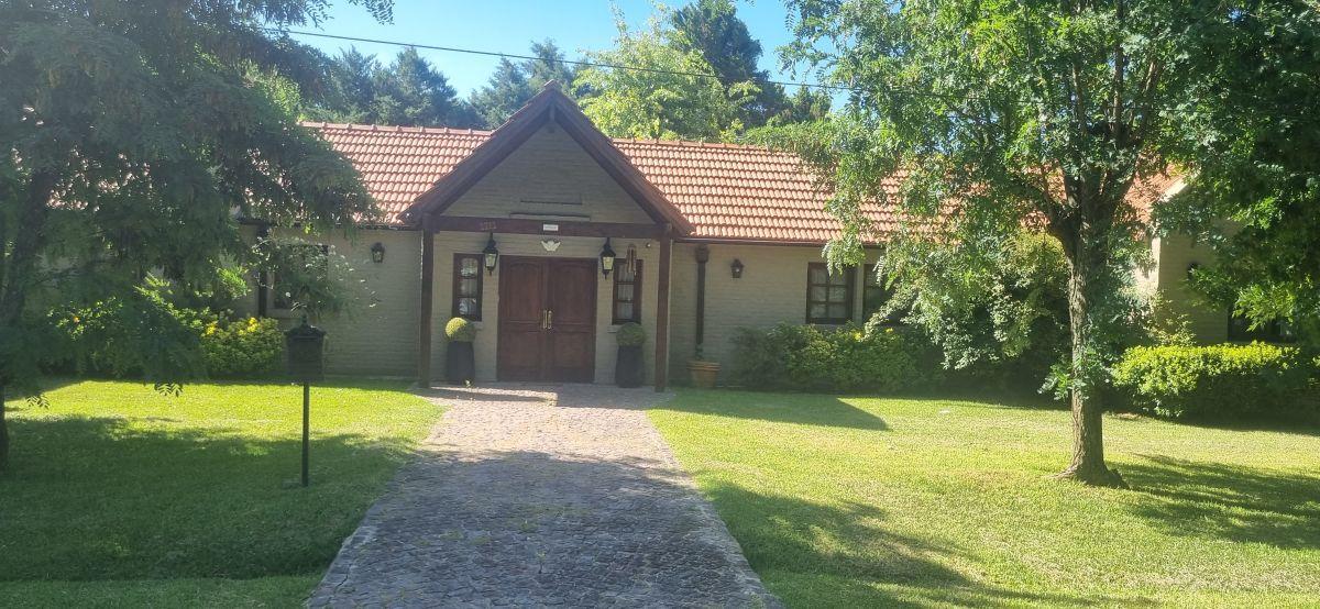 CASA RECICLADA, SOBRE 1600 METROS DE LOTE.