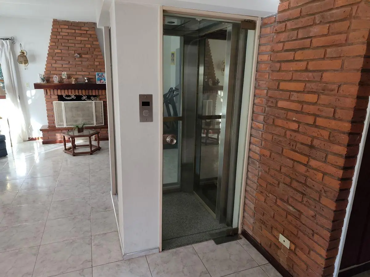 Casa con ASCENSOR en Golfers Country Club, lote de 1600 m² en venta 3