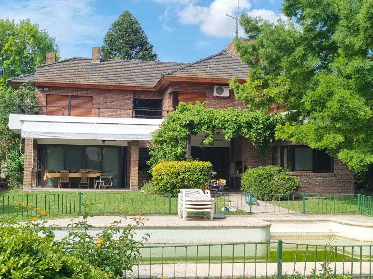 Casa de 300 m² con 5 dormitorios en venta en Golfer´s Country Club 2
