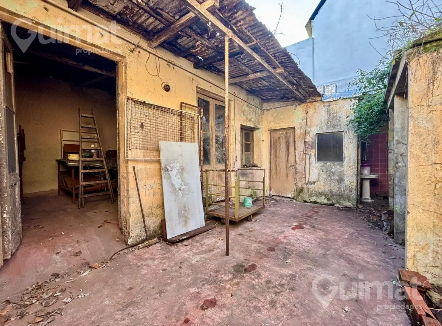 CASA CON LOCAL A RECICLAR EN PARQUE CHAS 8