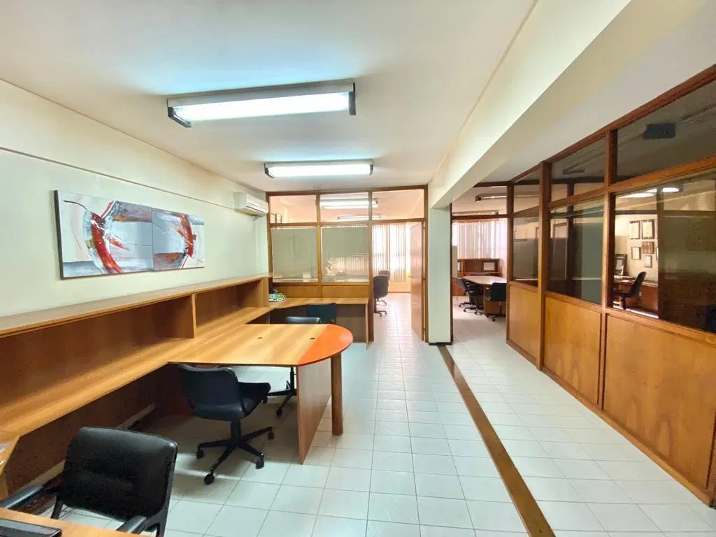 Oficina - Excelente oficina 96 m2 con privados, sala de firmas 2 baños, kitchenet 2