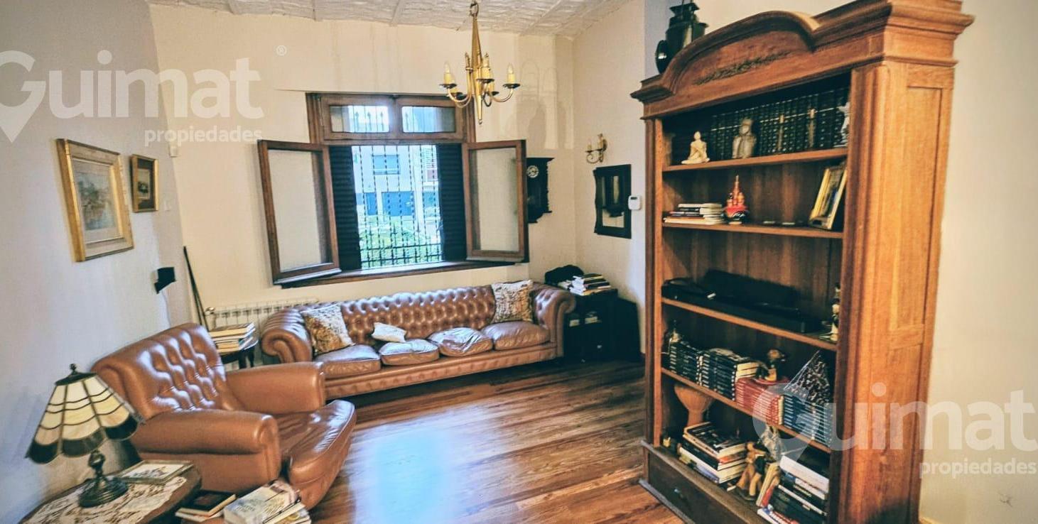 Exclusiva Residencia en 3 plantas en la mejor cuadra de Av. Melián Belgrano R