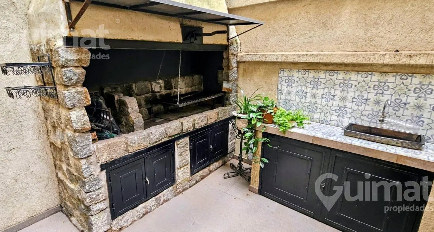 Exclusiva Residencia en 3 plantas en la mejor cuadra de Av. Melián Belgrano R 5