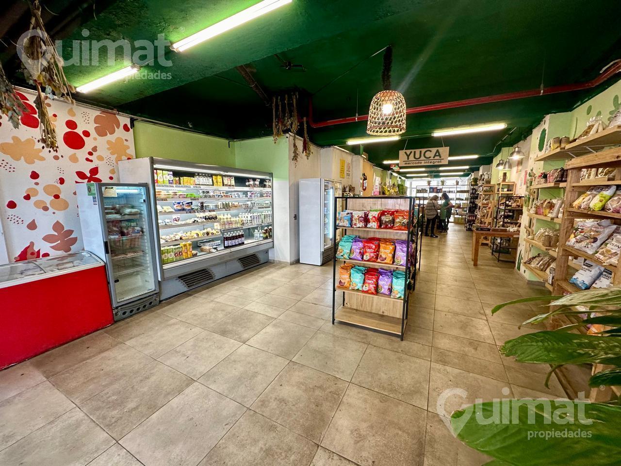 Foto de Exc. Local c/ amplia Vidriera - 177m2 Patio, imagen 3