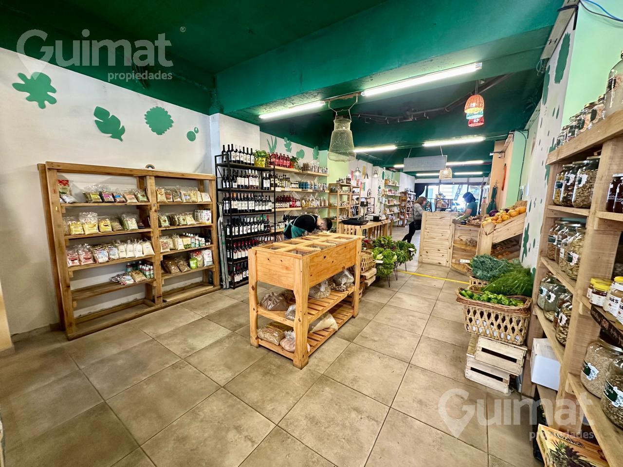 Foto de Exc. Local c/ amplia Vidriera - 177m2 Patio, imagen 1