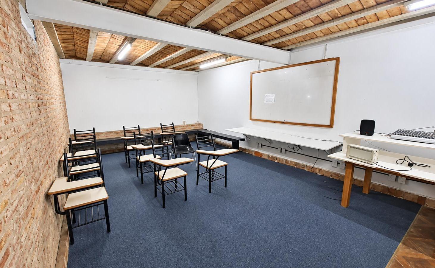 Foto de Imponente edificio para uso comercial, en muy buen estado, con 4, imagen 3