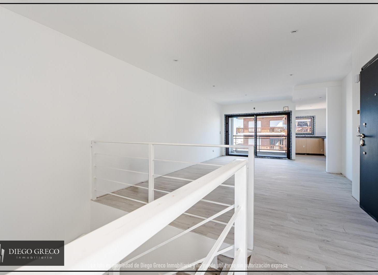 Semipiso de 4 amb. en dúplex con terraza, parrilla y cochera