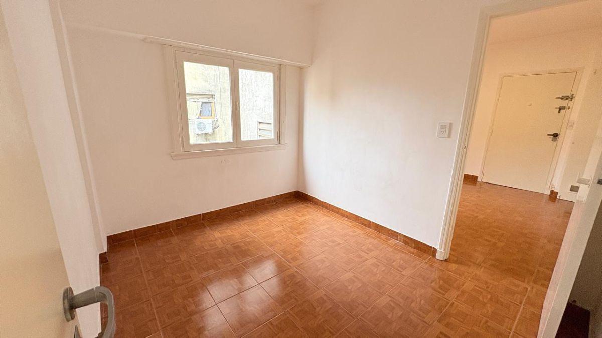 Foto de VENTA 2 AMBIENTES MUY LUMINOSO –ABASTO – IDEAL INVERSIÓN, imagen 2