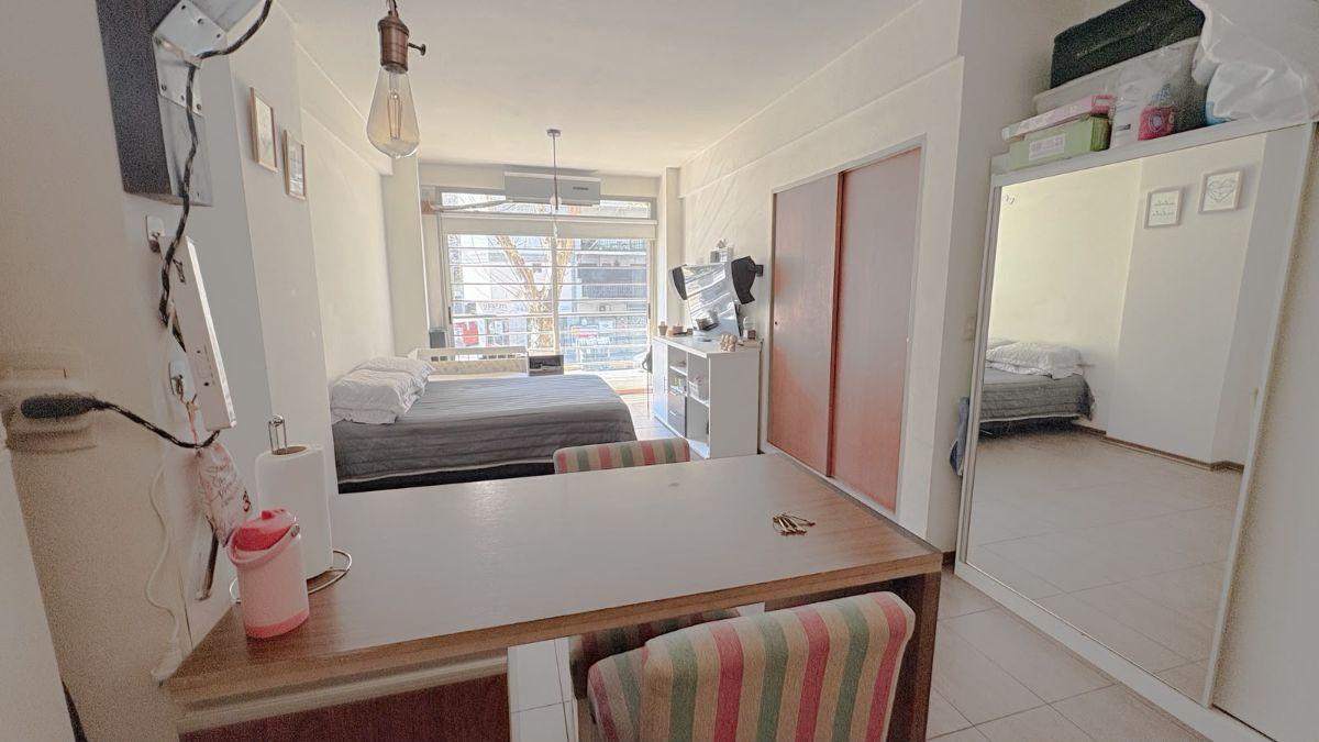 Foto de MONOAMBIENTE EN VENTA – MUY LUMINOSO – APTO PROFESIONAL - BAULERA, imagen 4