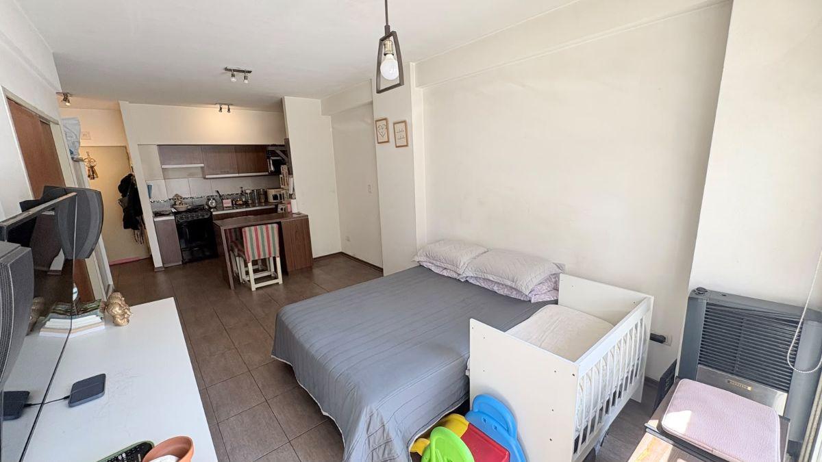 Foto de MONOAMBIENTE EN VENTA – MUY LUMINOSO – APTO PROFESIONAL - BAULERA, imagen 2
