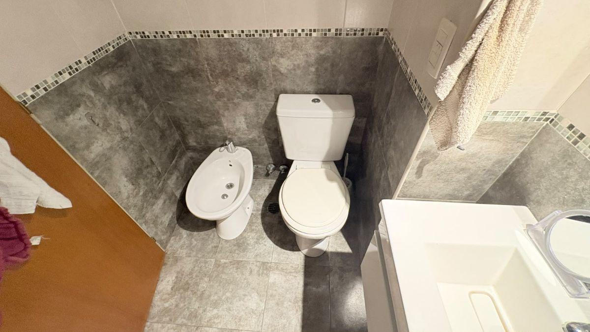 Foto de MONOAMBIENTE EN VENTA – MUY LUMINOSO – APTO PROFESIONAL - BAULERA, imagen 1