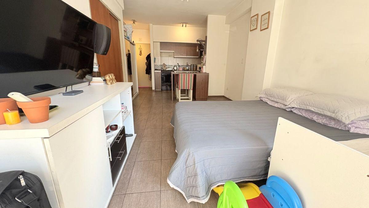 Foto de MONOAMBIENTE EN VENTA – MUY LUMINOSO – APTO PROFESIONAL - BAULERA, imagen 3