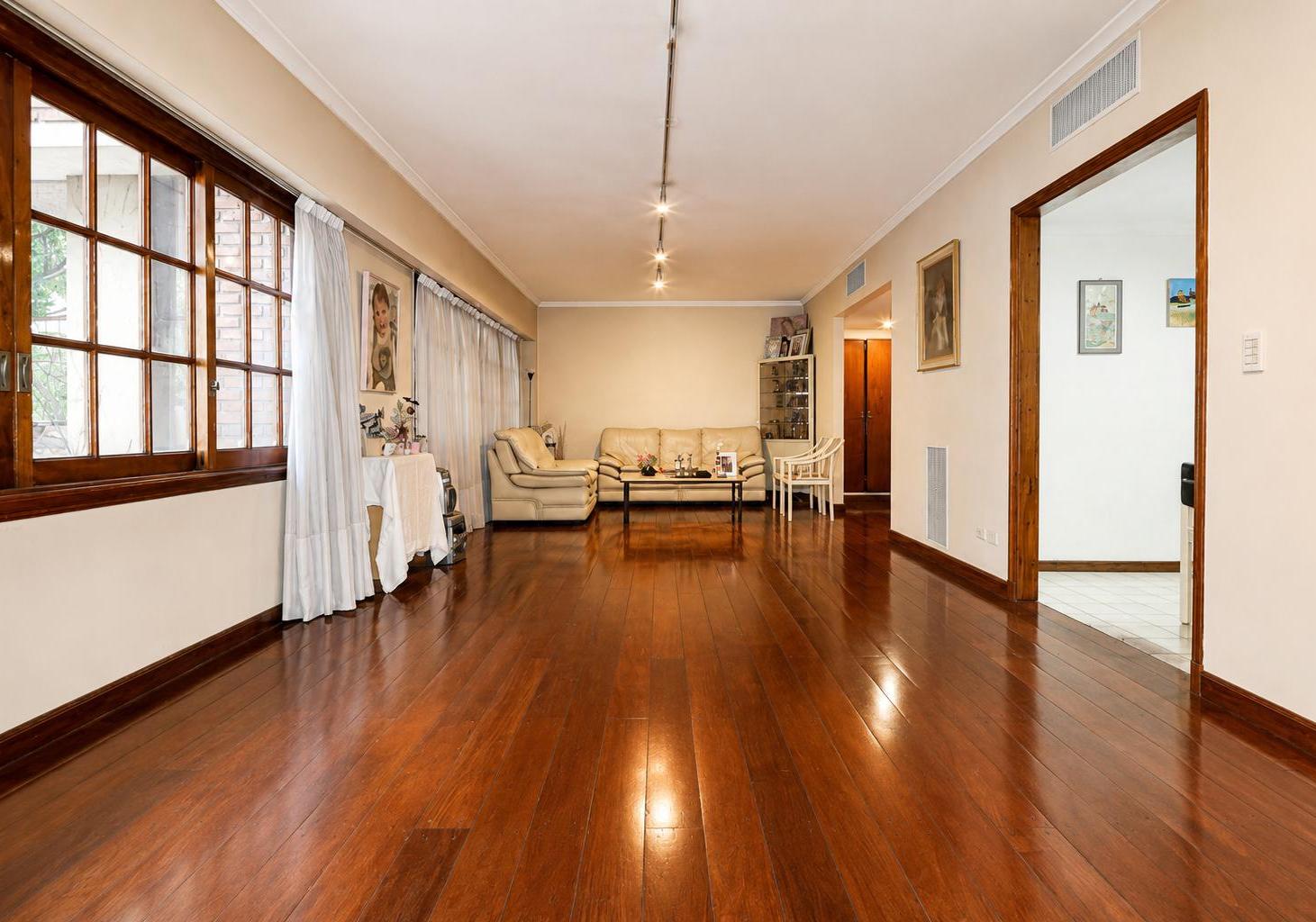 Foto de PISO ENTERO DE 4 AMBIENTES CON DEPENDENCIA – 185 M² – 2 COCHERAS, imagen 2
