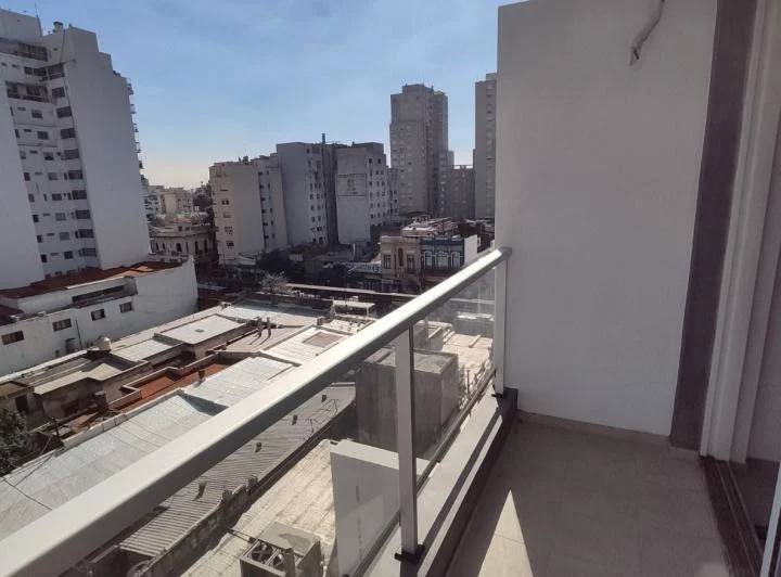 Monoambiente con balcón y vestidor. 1