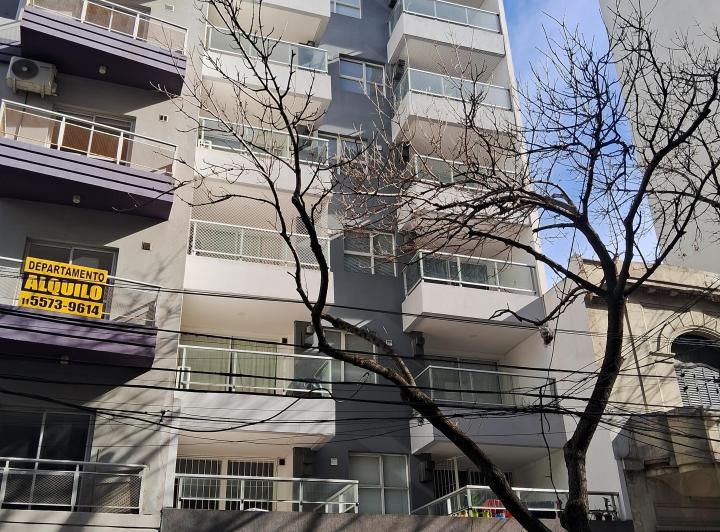 Monoambiente con balcón y vestidor. 2