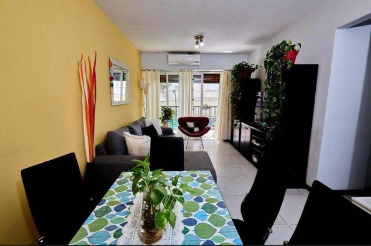 Departamento 3 ambientes con balcón.