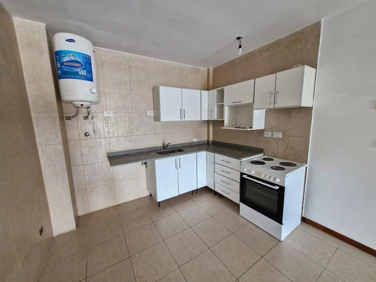 DPTO 1 AMB Y MEDIO DIVISIBLE - 40m² - 6 años de antigüedad - 2° por escalera 2