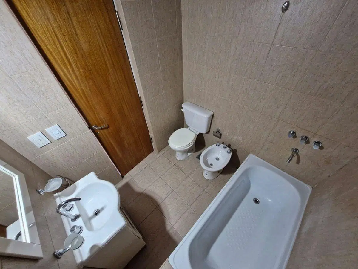 DPTO 1 AMB Y MEDIO DIVISIBLE - 40m² - 6 años de antigüedad - 2° por escalera 5