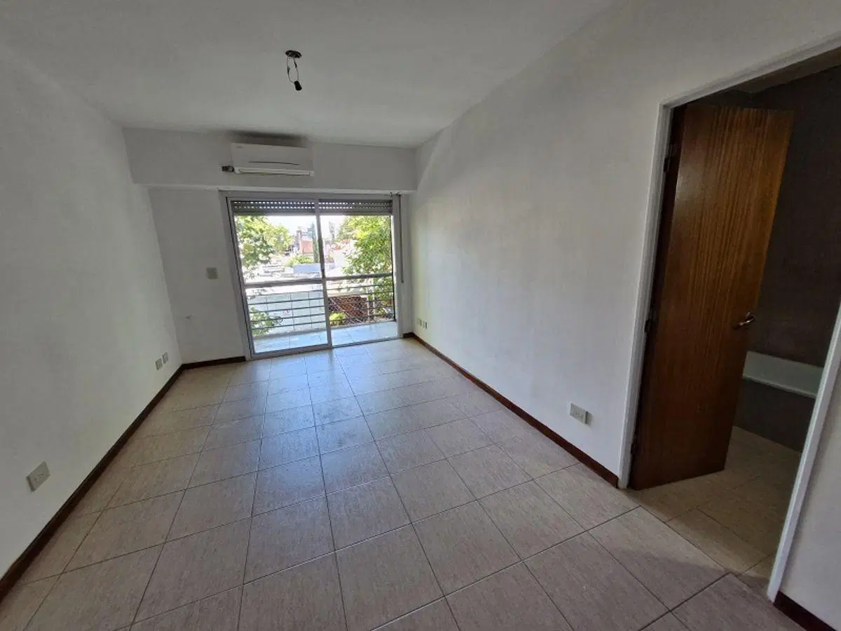 DPTO 1 AMB Y MEDIO DIVISIBLE - 40m² - 6 años de antigüedad - 2° por escalera 4