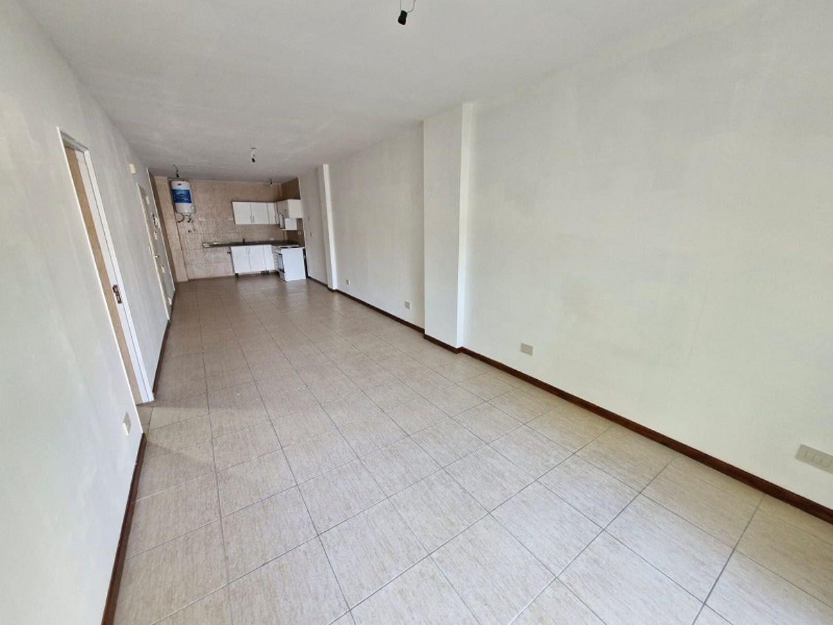 DPTO 1 AMB Y MEDIO DIVISIBLE - 40m² - 6 años de antigüedad - 2° por escalera