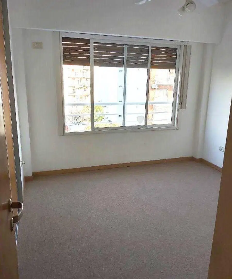 Departamento con balcón al frente. 5