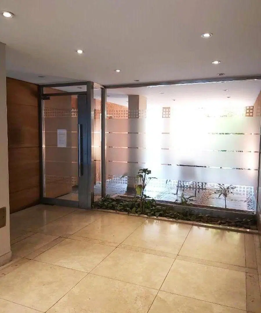 Departamento con balcón al frente. 4