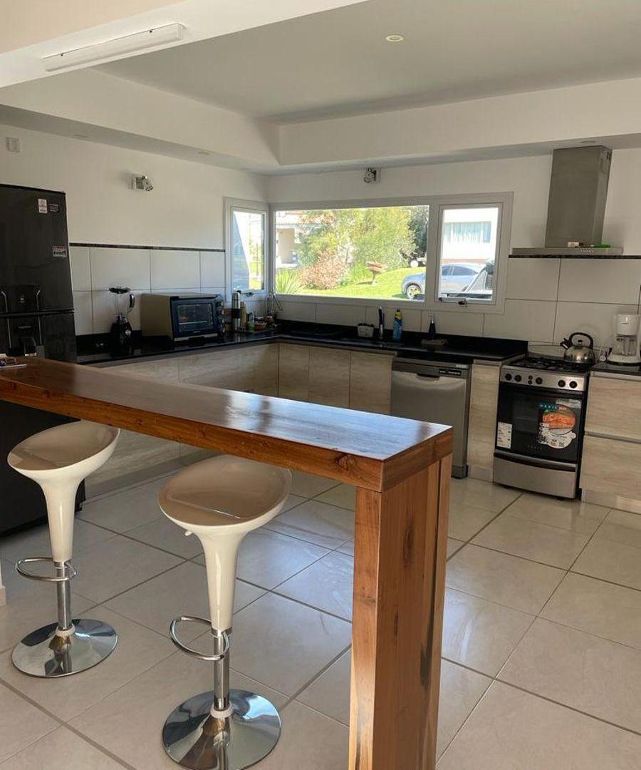Foto de Exclusiva Casa En Venta De 4 Ambientes Con Piscina En Costa Esmeralda, imagen 4