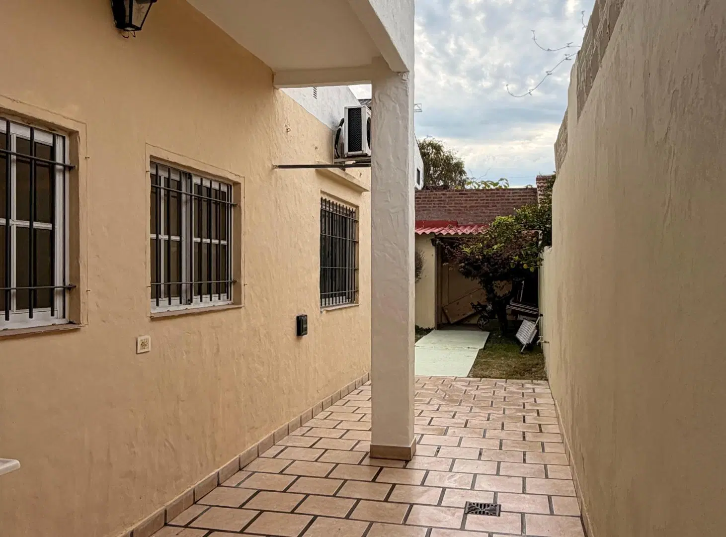 Casa de 3 ambientes con patio, jardín, lavadero y cuarto de guardado 4