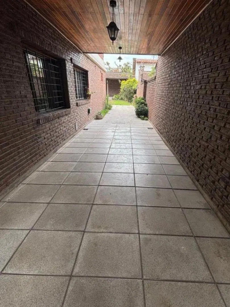 Chalet de Categoría 5 Ambientes con Gran Jardín y Quincho – Olivos 1