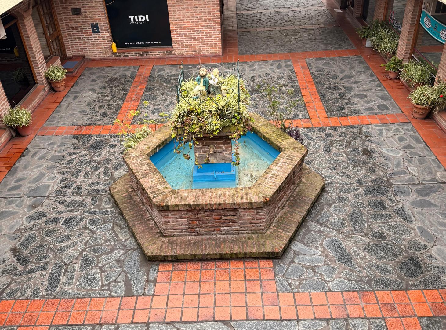 Foto de OFICINA EN ALQUILER – Galería Zur Linde, Av. Yrigoyen 66, 1er piso, imagen 2