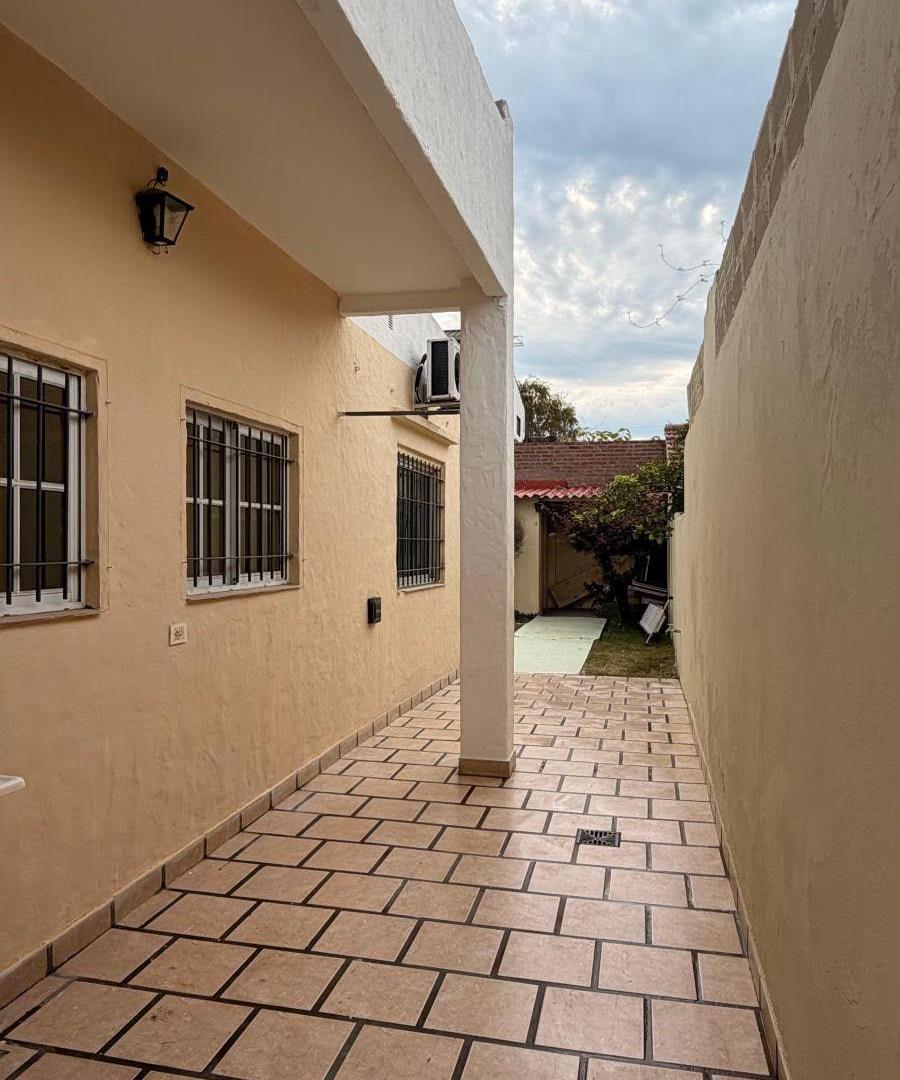 Foto de Casa de 3 Ambientes en ALQUILER con Patio, Jardín, Lavadero y Cuarto de, imagen 1