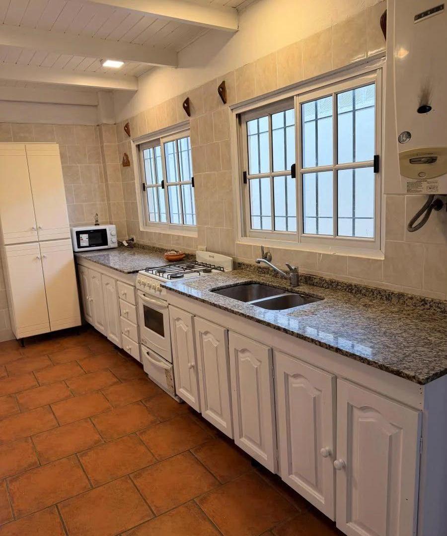Foto de Casa de 3 Ambientes en ALQUILER con Patio, Jardín, Lavadero y Cuarto de, imagen 2