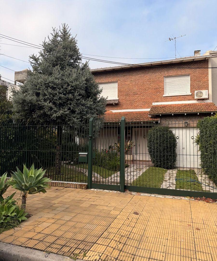 Foto de Chalet en venta con jardín, pileta, parrilla y gran potencial en, imagen 1