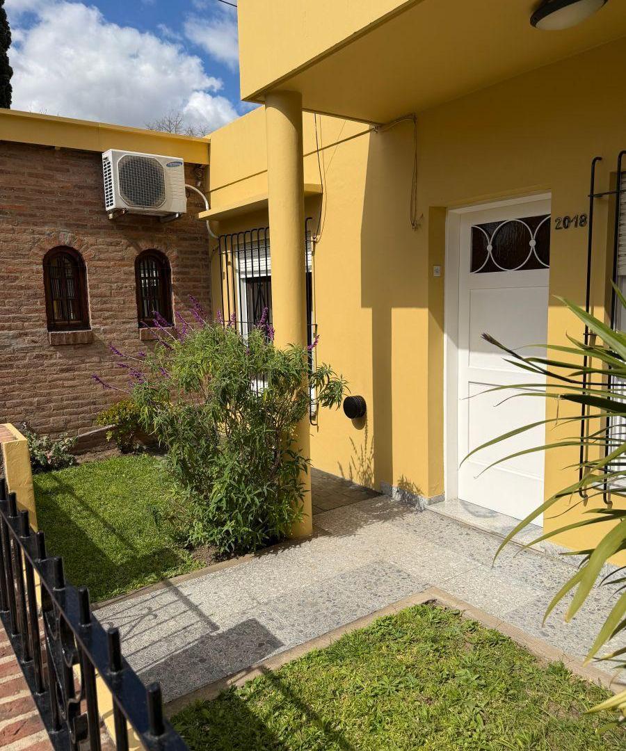 Foto de Encantadora casa 3 ambientes en Béccar con jardín, parrilla y garage, imagen 2