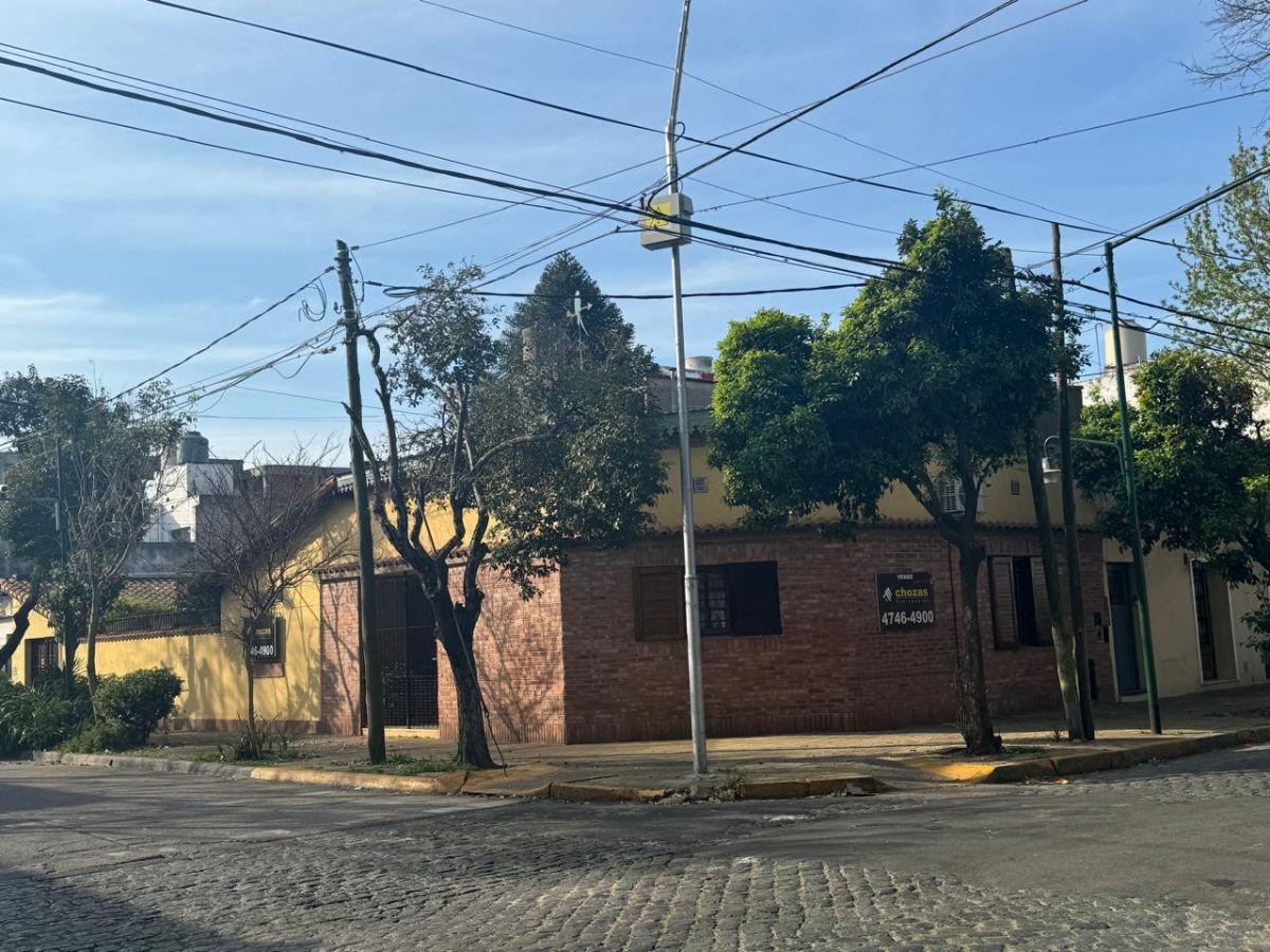 Foto de Casa 3 ambientes en esquina en Béccar con jardín, parrilla y gran garage, imagen 1