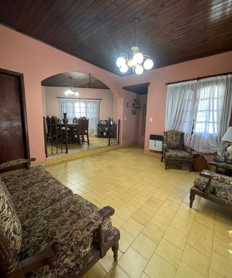 Foto de Casa 3 ambientes en esquina en Béccar con jardín, parrilla y gran garage, imagen 4