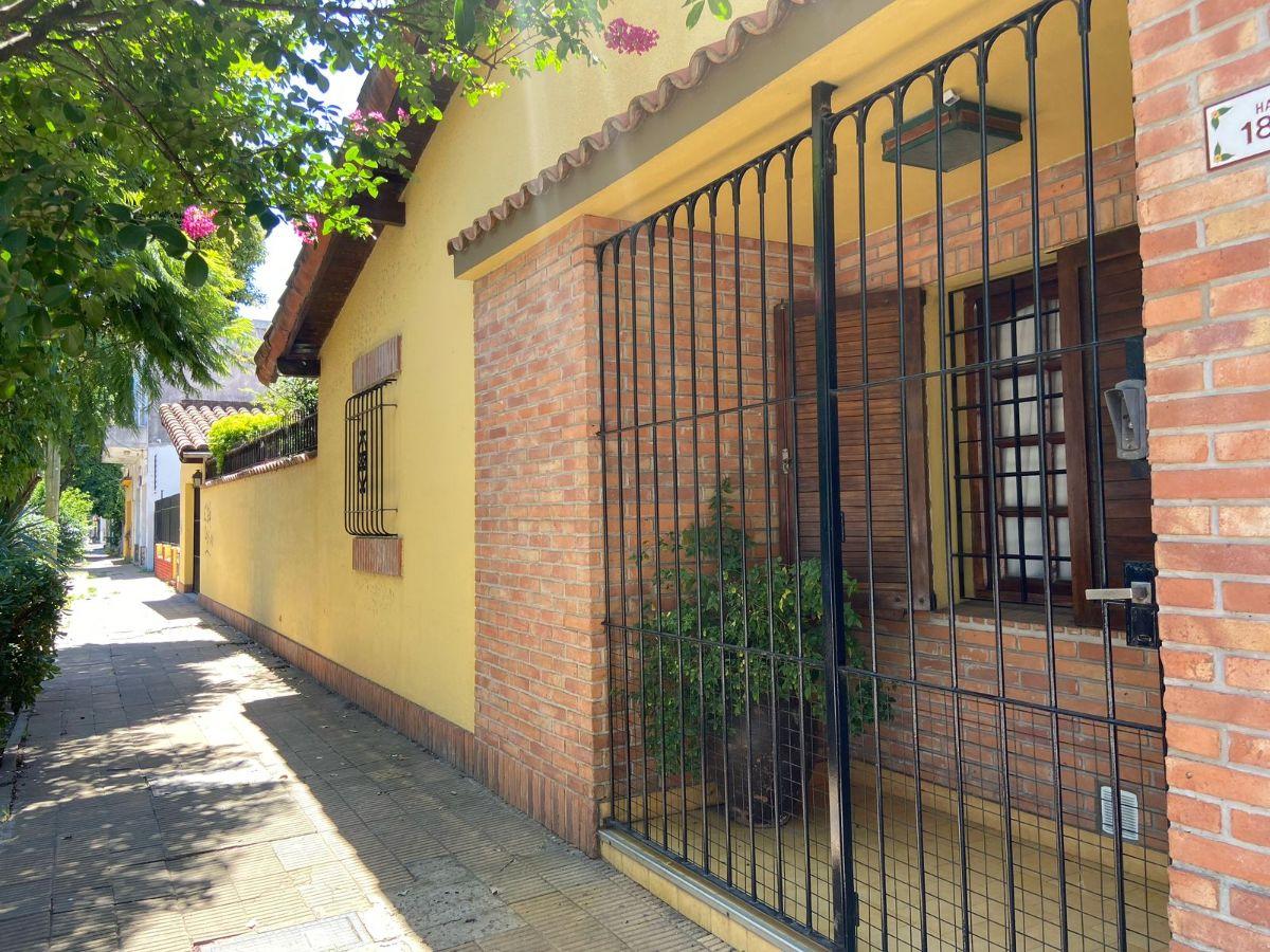 Foto de Casa 3 ambientes en esquina en Béccar con jardín, parrilla y gran garage, imagen 2