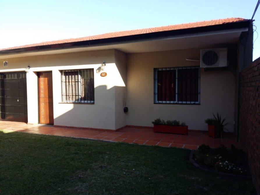 LOTE CON DOS CASAS CON JARDIN Y COCHERA