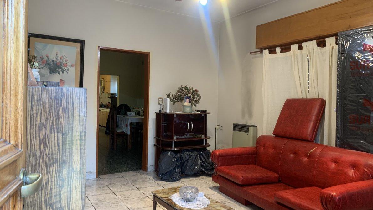 Casa con Tres Dorm. y Entrada de Auto 2