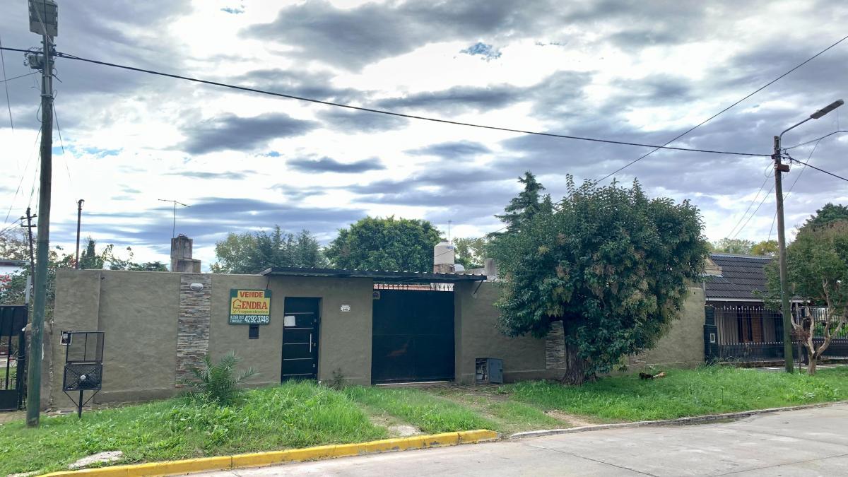 Casa con Amplio Jardín, Quincho y Piscina en Venta