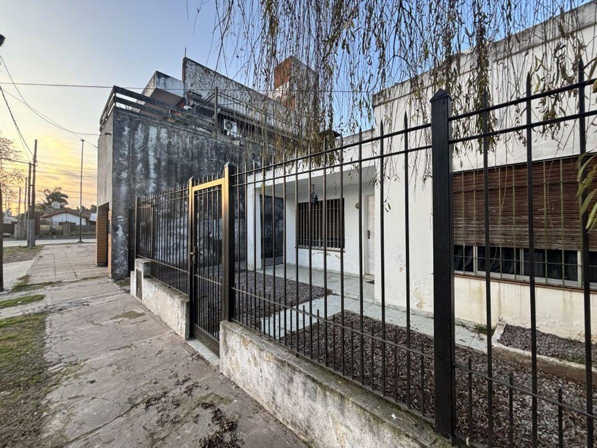 Casa americana de 3 ambientes con garage y jardin