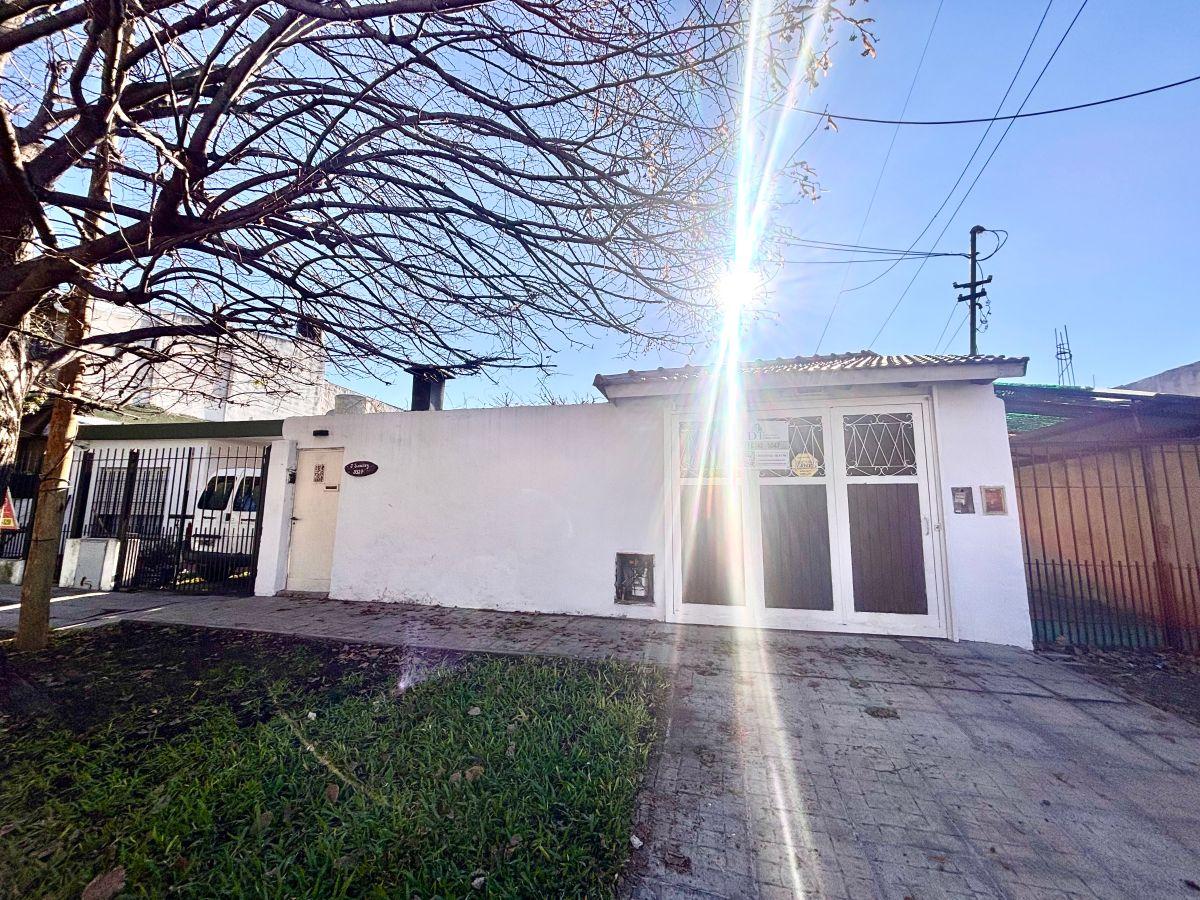 Casa 3 Ambientes Remodelada, con Jardín, Pileta, Quincho y Doble Cochera