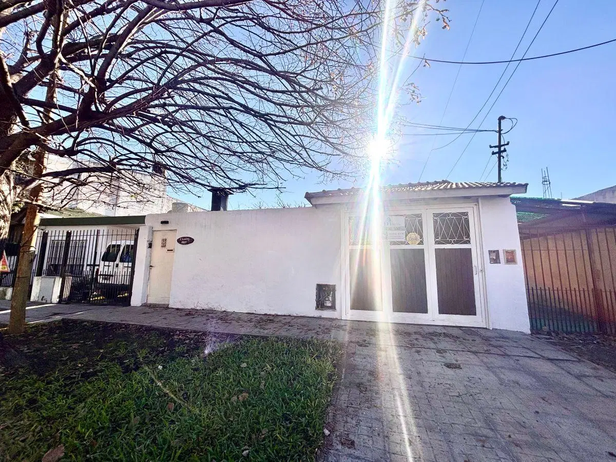 Casa 3 Ambientes Remodelada, con Jardín, Pileta, Quincho y Doble Cochera 2