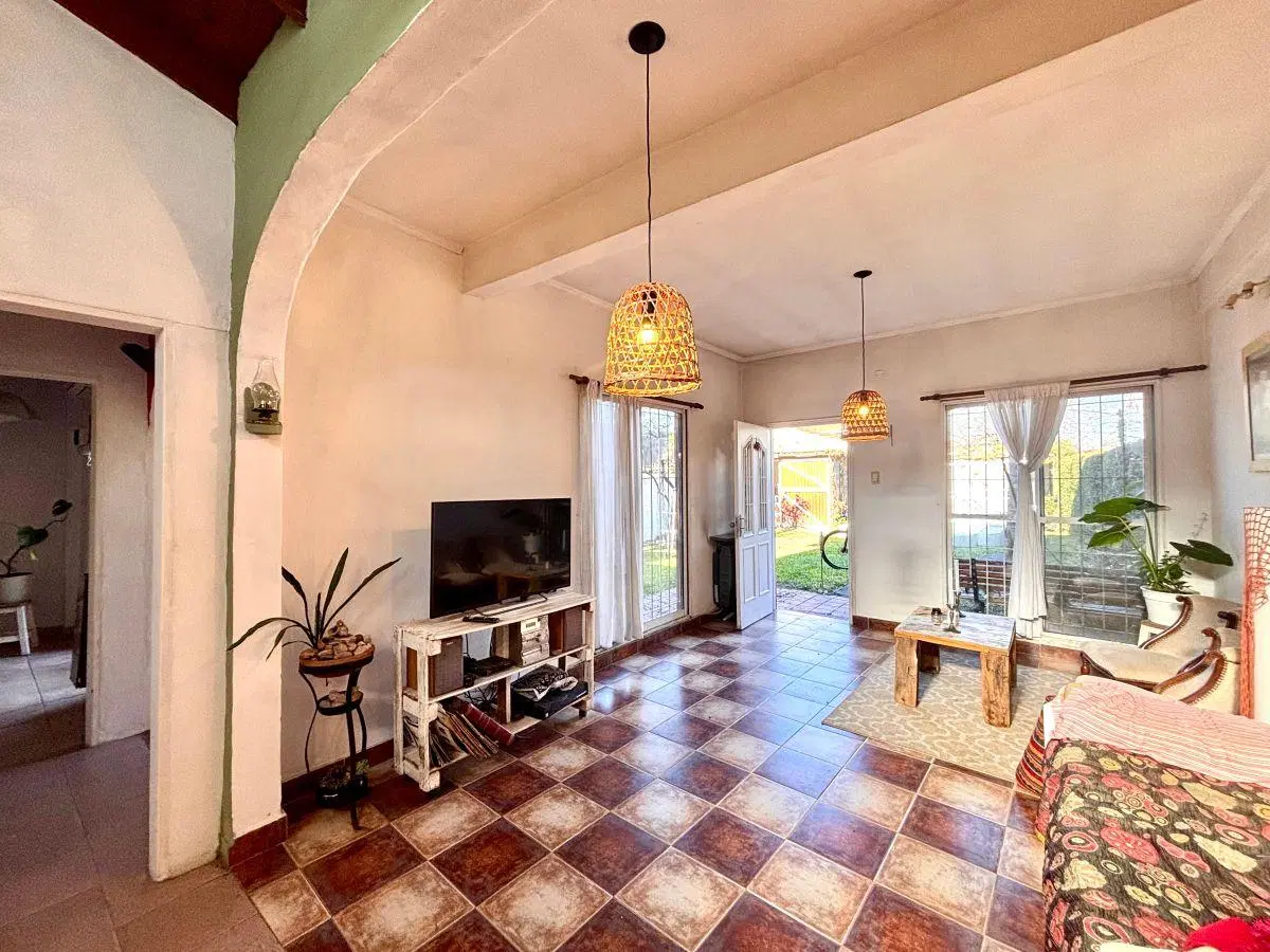 Casa 3 Ambientes Remodelada, con Jardín, Pileta, Quincho y Doble Cochera 5
