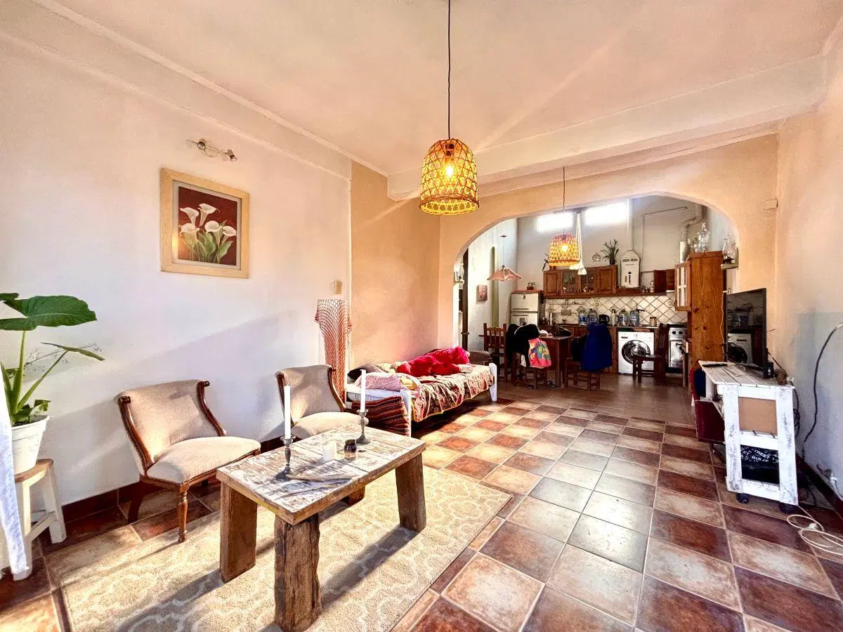 Casa 3 Ambientes Remodelada, con Jardín, Pileta, Quincho y Doble Cochera 1