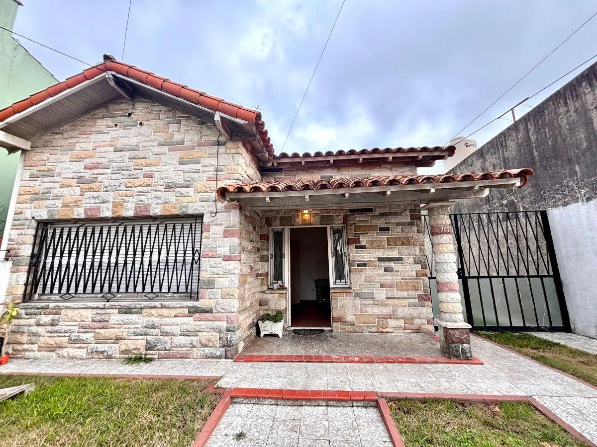 Chalet de 3 Ambientes con Quincho, Fondo Parquizado y Excelente Ubicación 8