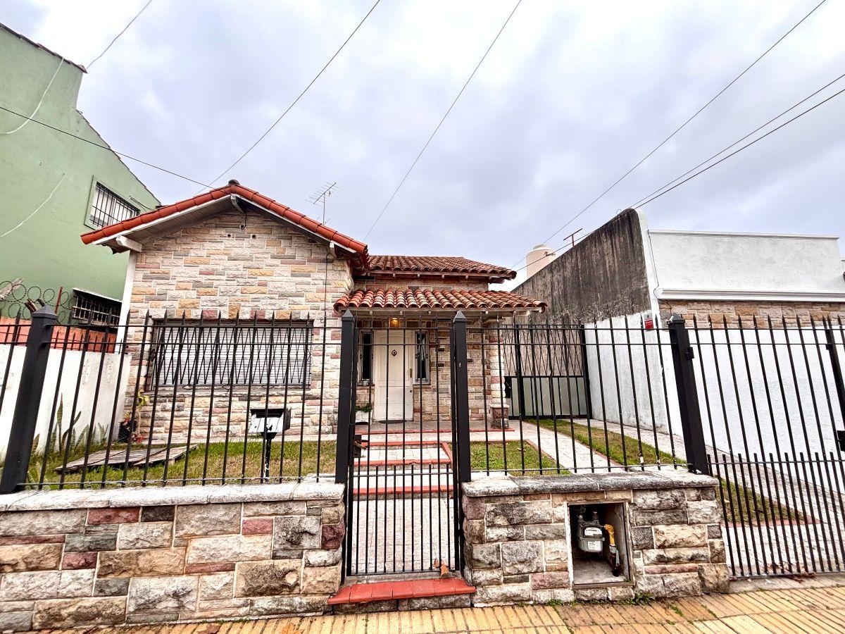 Chalet de 3 Ambientes con Quincho, Fondo Parquizado y Excelente Ubicación